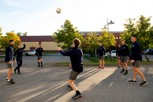 Linköpings spelare värmer upp med två nudd innan