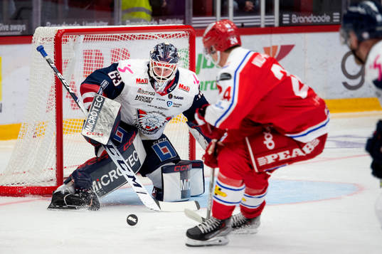 Linköpings målvakt Marcus Högberg och Timrås Erik Walli