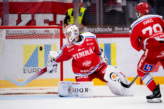 Timrås målvakt Jacob Johansson ser 1-1 gå in bakom honom