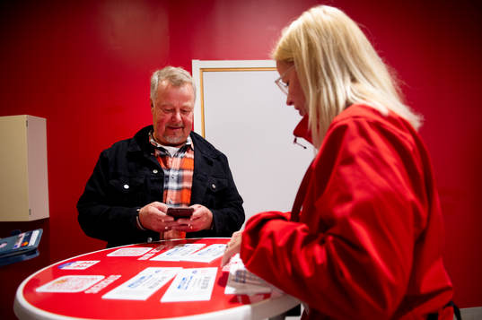Mats Nilsson köper 50/50-lotter innan ishockeymatchen i