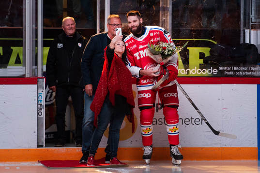 Timrås Per Svensson tar emot Arne Öbergs minnespris innan