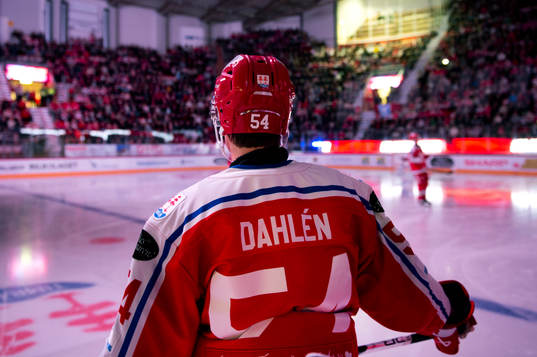 Timrås Jonathan Dahlén vid line up innan ishockeymatchen