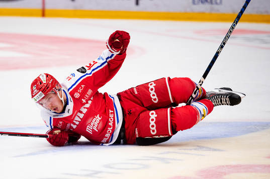 Timrås Erik Andersson utsätts för en tripping