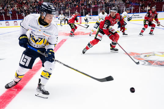 HV71s Daniel Bertov och Malmö Redhawks Lance Bouma
