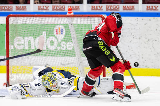 Malmö Redhawks Christoffer Forsberg gör 1-0 bakom HV71s
