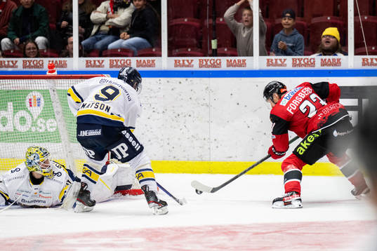 Malmö Redhawks Christoffer Forsberg gör 1-0 bakom HV71s