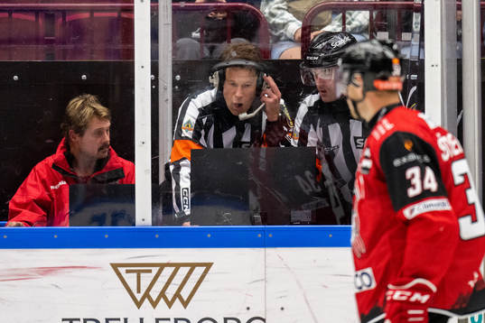 Domare Tobias Björk och domare Richard Magnusson kollar en