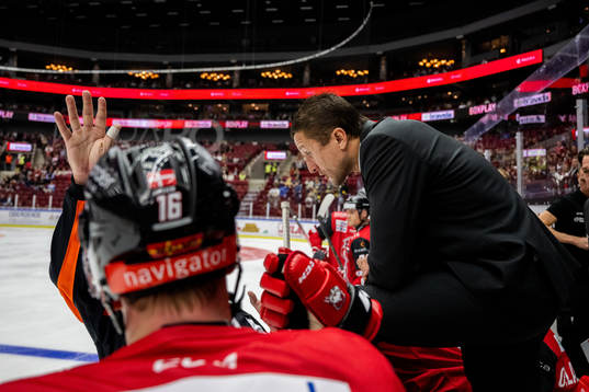 Malmö Redhawks tränare Tomas Kollar i samtal med domare