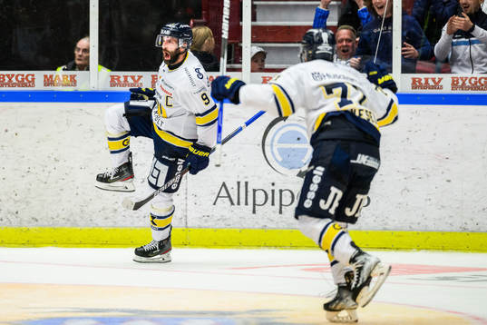 HV71s Taylor Matson jublar