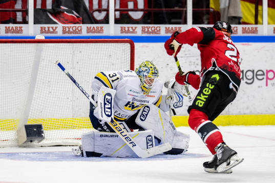 HV71s målvakt Joni Ortio räddar