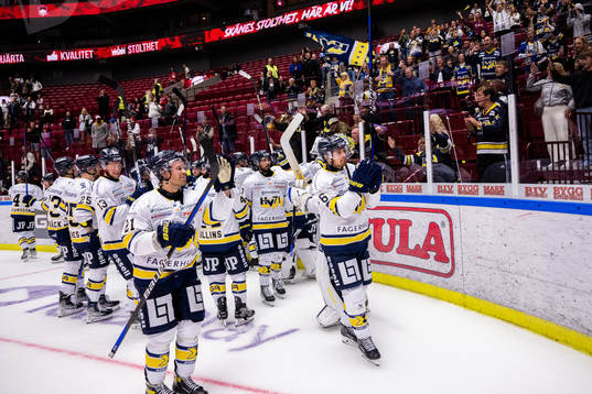HV71s spelare jublar mot publiken