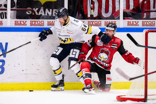 HV71s Eric Martinsson och Malmö Redhawks Carl Persson