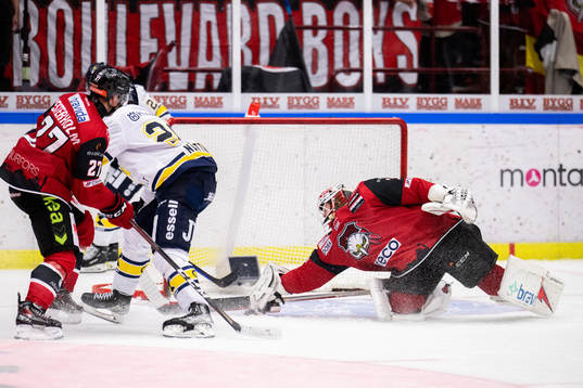 Malmö Redhawks målvakt Daniel Marmenlind räddar