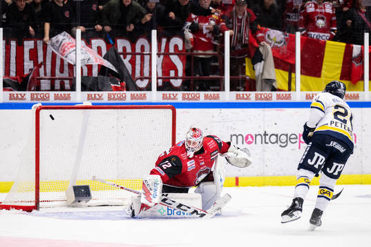 HV71s André Petersson sätter en straff mot Malmö