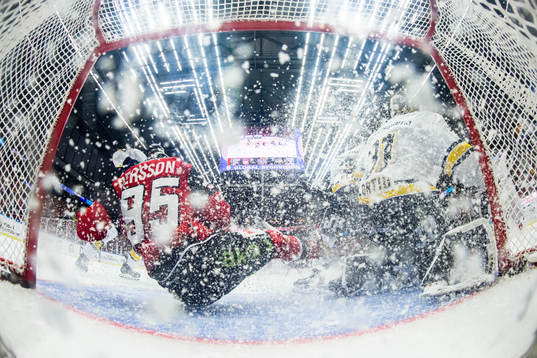 Malmö Redhawks Carl Persson kolliderar med HV71s målvakt