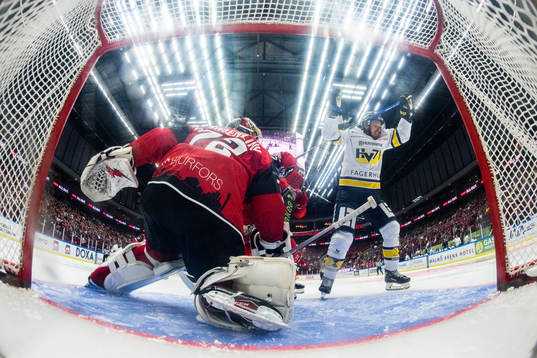 HV71s Filip Westerlund jublar framför Malmö Redhawks