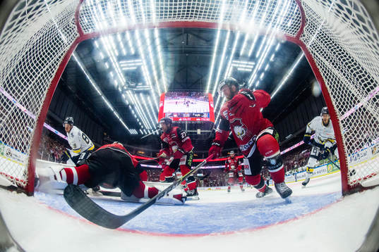 Malmö Redhawks Joakim Ryan försvarar mot HV71s Mikkel