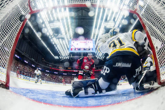 Malmö Redhawks Carl Persson i samband med 2-0 målet genom