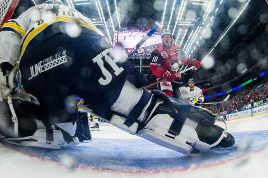 Malmö Redhawks Marcus Sylvegård oroar mot HV71s målvakt