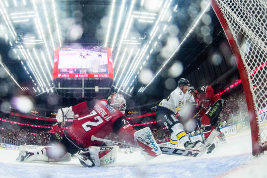 Malmö Redhawks målvakt Daniel Marmenlind med en räddning