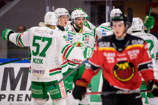 Rögles Adam Tambellini (ej i bild) jublar med lagkamrater