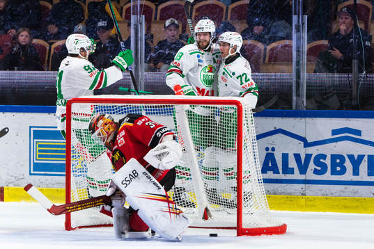 Rögles Daniel Zaar jublar med lagkamrater