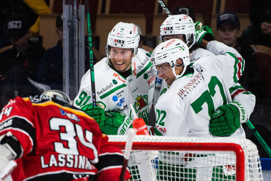 Rögles Adam Tambellini och Daniel Zaar jublar med lagkamrat