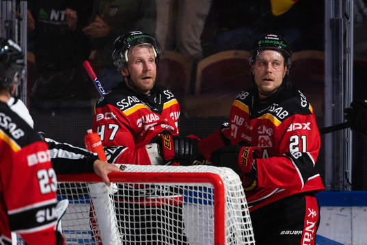 Luleås Leo Komarov och Juhani Tyrväinen jublar