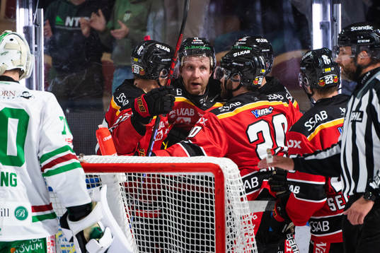 Luleås Leo Komarov jublar med lagkamrater