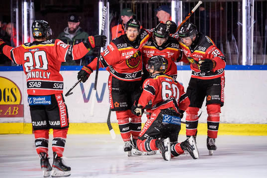 Luleås Julius Honka jublar med lagkamrater