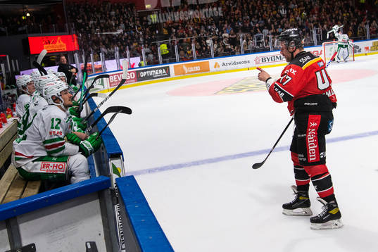 Luleås Leo Komarov pratar med Rögles spelare på bänken