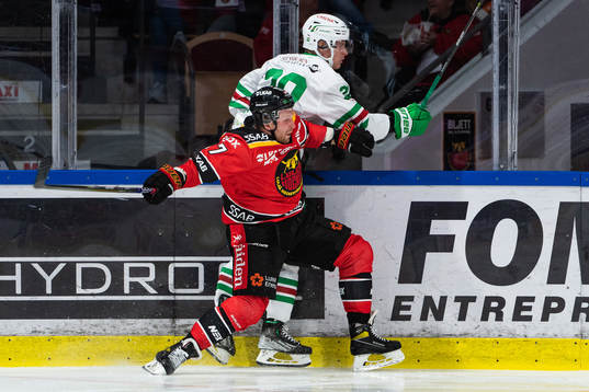 Luleås Leo Komarov tacklar