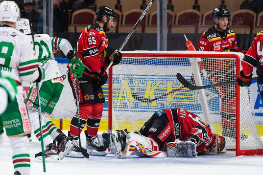 Luleås Filip Pyrochta, målvakt Joel Lassinantti och