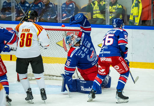 Oskarshamns målvakt Joe Cannata räddar en puck