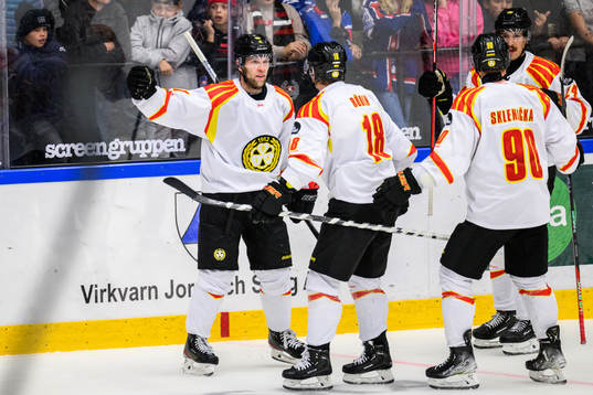Brynäs Greg Scott jublar med lagkamrater