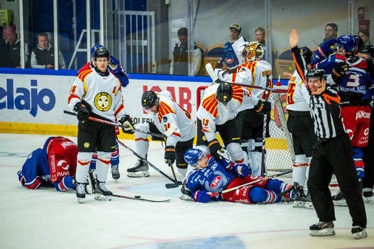 Oroligt framför Brynäs mål