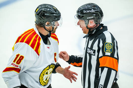 Brynäs Anton Rödin diskuterar med Domare Mikael Holm