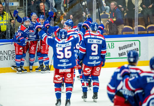 Oskarshamns Antti Suomela jublar med lagkamrater
