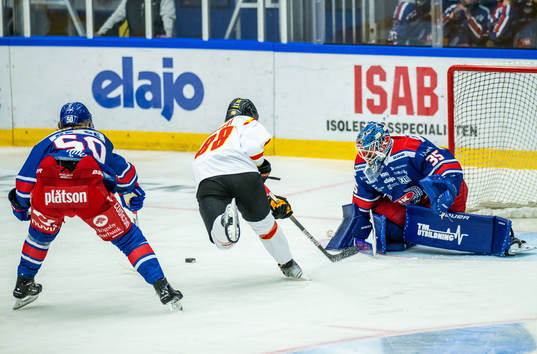 Oskarshamns Juuso Riikola och målvakt Joe Cannata samt