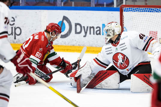 Moras Kalle Miketinac och Vita Hästens målvakt Adam Ohre