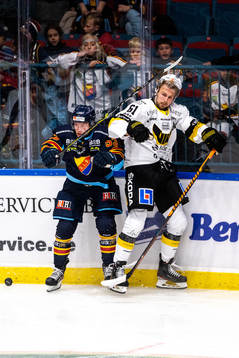 Djurgårdens David Blomgren och Västerås Daniel Gunnarsson