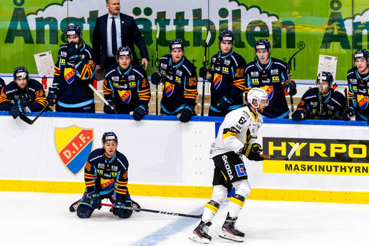 Djurgårdens Tim Söderlund och Västerås Daniel Gunnarsson