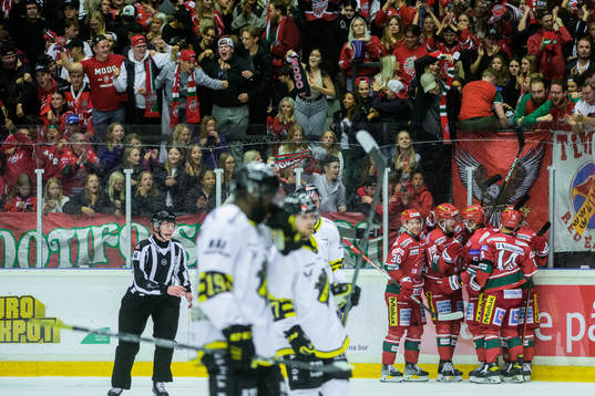 Modos Oscar Pettersson jublar med lagkamrater