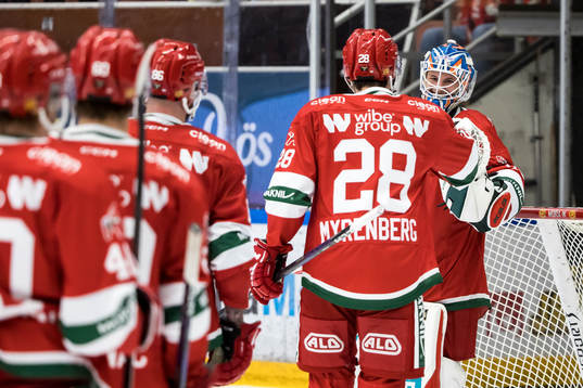 Moras målvakt Kari Piiroinen jublar