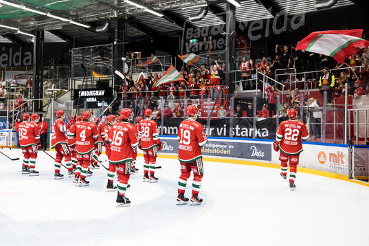 Moras spelarna jublar med fansen