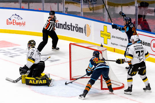 Västerås målvakt Johan Gustafsson och Djurgårdens