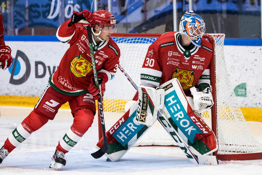 Moras Olle Strandell och målvakt Kari Piiroinen