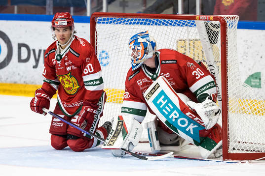 Moras Kalle Miketinac och målvakt Kari Piiroinen