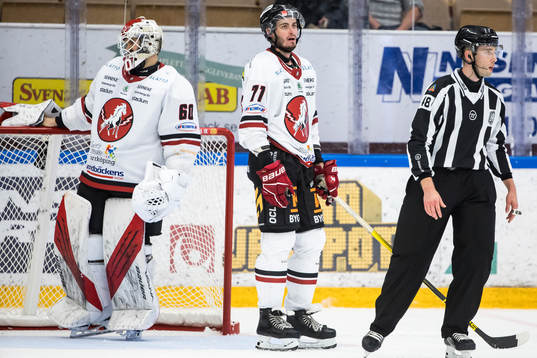 Vita Hästens målvakt Adam Ohre och Eric Hjorth deppar