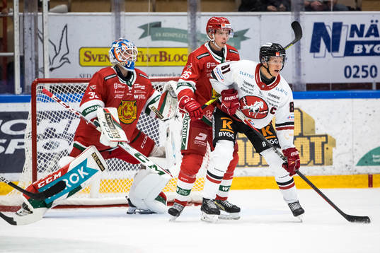 Moras målvakt Kari Piiroinen och Isac Heens och Vita